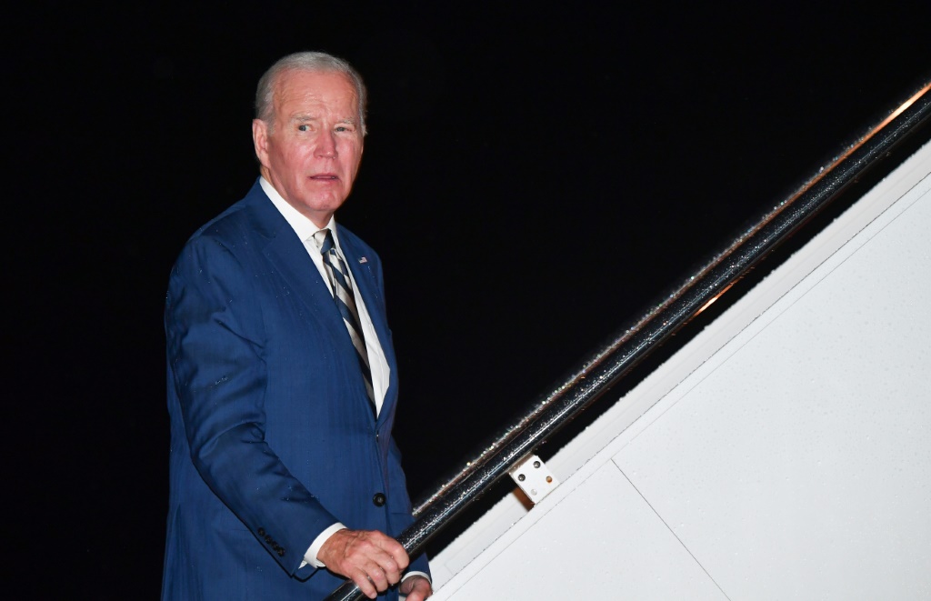 الرئيس الأميركي جو بايدن يستقلّ طائرة الرئاسة في قاعدة أندروز في ماريلاند في 20 تشرين الأول/أكتوبر 2023 (أ ف ب)   
