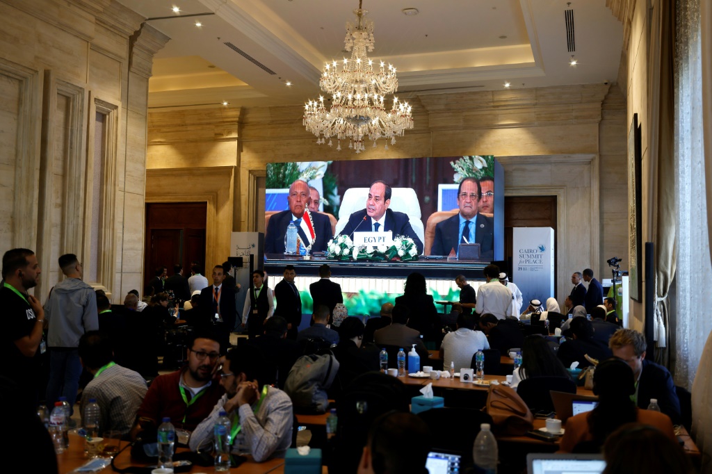 الرئيس المصري عبد الفتاح السيسي مفتتحا قمة القاهرة للسلام في 21 تشرين الاول/اكتوبر 2023 كما بدا عبر شاشة عملاقة (أ ف ب)   