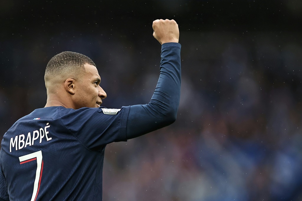 مهاجم باريس سان جرمان كيليان مبابي يحتفل بافتتاحه التسجيل في مرمى ستراسبورغ (3-0) في الدوري الفرنسي في 21 تشرين الأول/أكتوبر 2023 (ا ف ب)