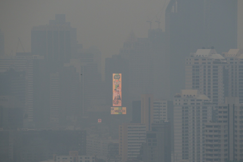 تلوث يلف مبنى في بانكوك في 18 تشرين الاول/اكتوبر 2023 (ا ف ب)