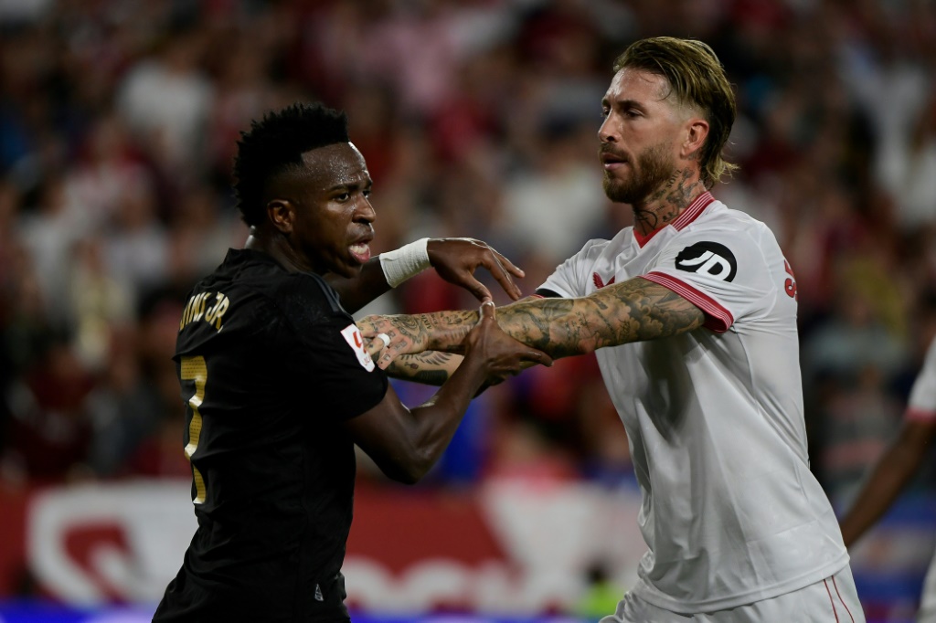دفع لاعب اشبيلية سيرخيو راموس (إلى اليمين) لاعب ريال مدريد البرازيلي فينيسيوس جونيور في تعادل مثير في الدوري الإسباني يوم السبت 21 تشرين الاول/اكتوبر (ا ف ب)
