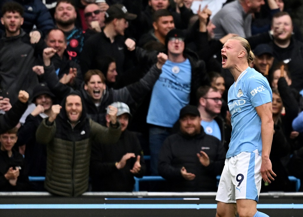 مهاجم مانشستر سيتي الدولي النروجي إرلينغ هالاند يحتفل بالهدف الثاني في مرمى برايتون (2-1) في الدوري الانكليزي في 21 تشرين الأول/أكتوبر 2023 (ا ف ب)