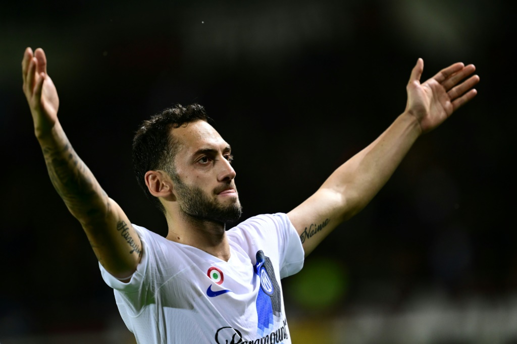 صانع العاب إنتر الدولي التركي هاكان تشالهان أوغلو يحتفل بالهدف الثالث في مرمى تورينو (3-0) في الدوري الايطالي في 21 تشرين الأول/أكتوبر 2023 (ا ف ب)