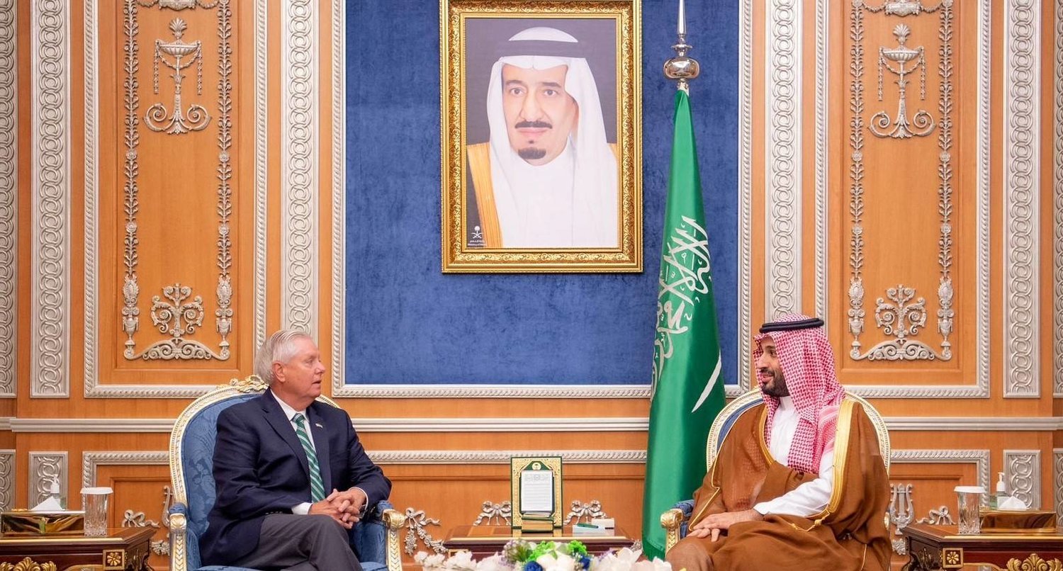 الأمير محمد بن سلمان خلال اجتماعه مع السيناتور ليندسي غراهام في الرياض السبت (واس)