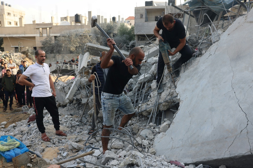 فلسطينيون يبحثون بين الأنقاض عن ضحايا بعد ضربة إسرائيلية على رفح في جنوب قطاع غزة في 22 تشرين الأول/أكتوبر 2023 (ا ف ب)