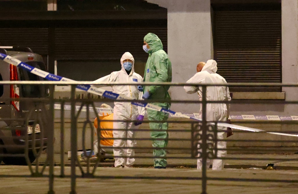 عناصر من الشرطة البلجيكية في مكان هجوم بروكسل حيث قُتل شخصان من الجنسية السويدية على يد رجل مسلّح فرّ على دراجة نارية في 16 تشرين الأول/أكتوبر 2023 (ا ف ب)