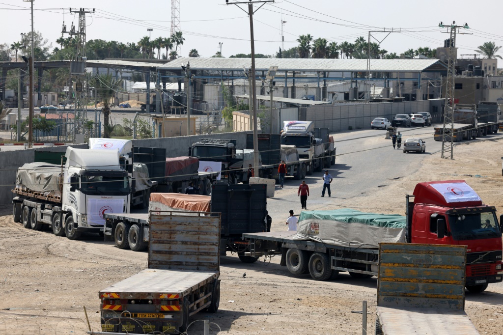 شاحنات تحمل مساعدات انسانية تدخل قطاع غزة عبر معبر رفح في 21 تشرين الأول/أكتوبر 2023 (ا ف ب)