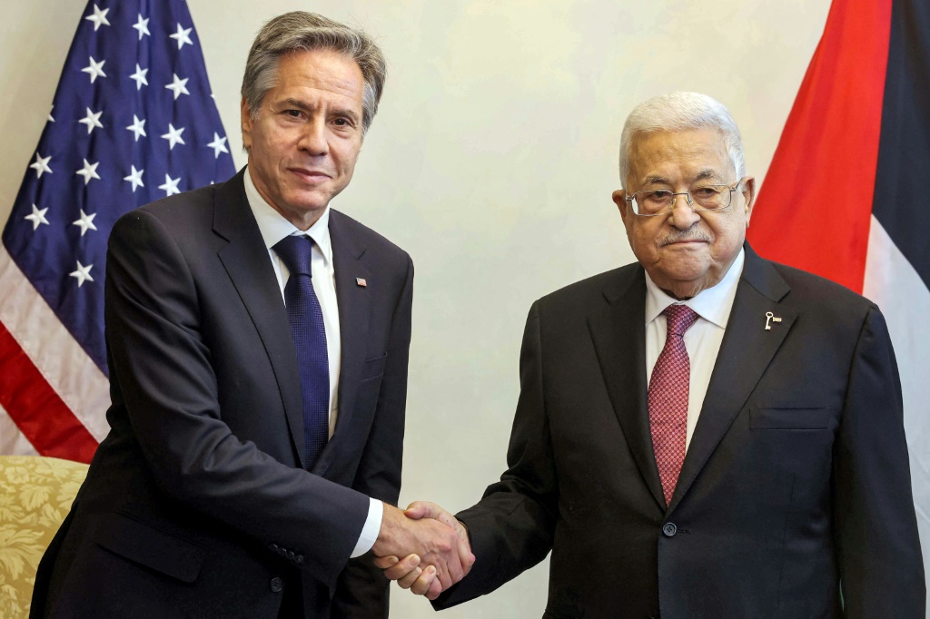 الرئيس الفلسطيني محمود عباس (إلى اليمين) يلتقي بوزير الخارجية الأمريكي أنتوني بلينكن في عمان (أ ف ب)   