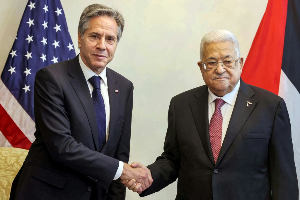 الرئيس الفلسطيني محمود عباس (إلى اليمين) يلتقي بوزير الخارجية الأمريكي أنتوني بلينكن في عمان (أ ف ب)   
