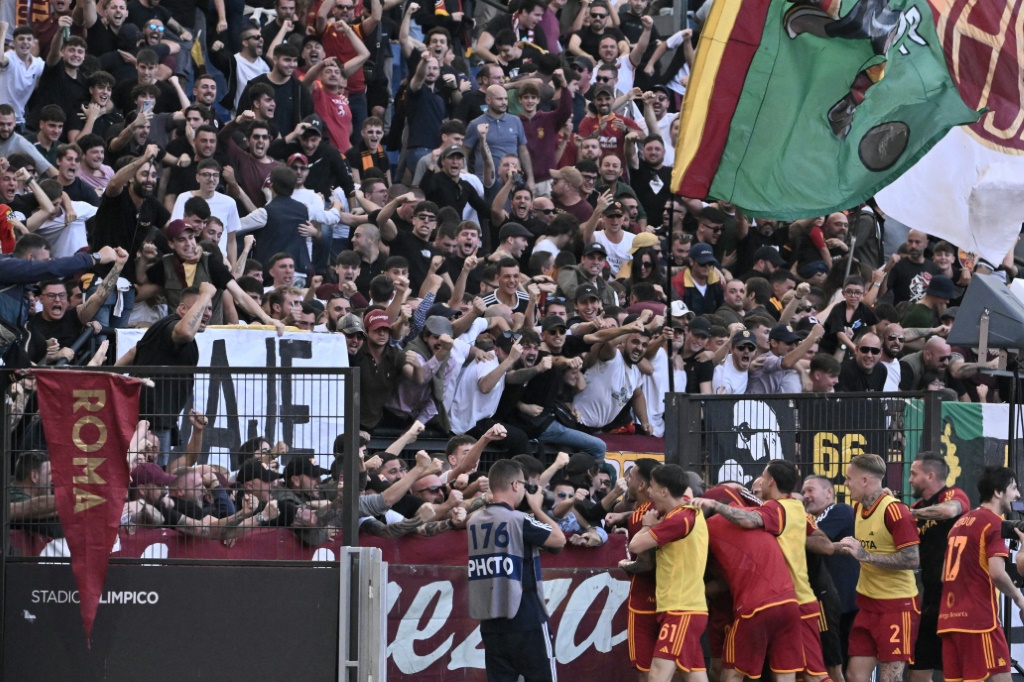 الدولي الإيطالي ستيفان الشعراوي يحتفل بعد تسجيله هدف الفوز لروما في مرمى مونتسا، في 22 تشرين الأول/أكتوبر 2023 (ا ف ب)