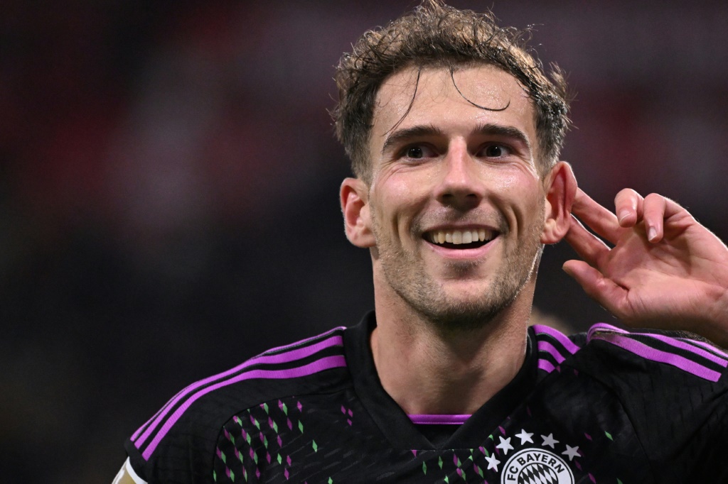لاعب خط وسط بايرن ميونيخ ليون غوريتسكا يحتفل بتسجيل الهدف الثالث لفريقه أمام ماينتس في 21 تشرين الأول/أكتوبر 2023 (ا ف ب)
