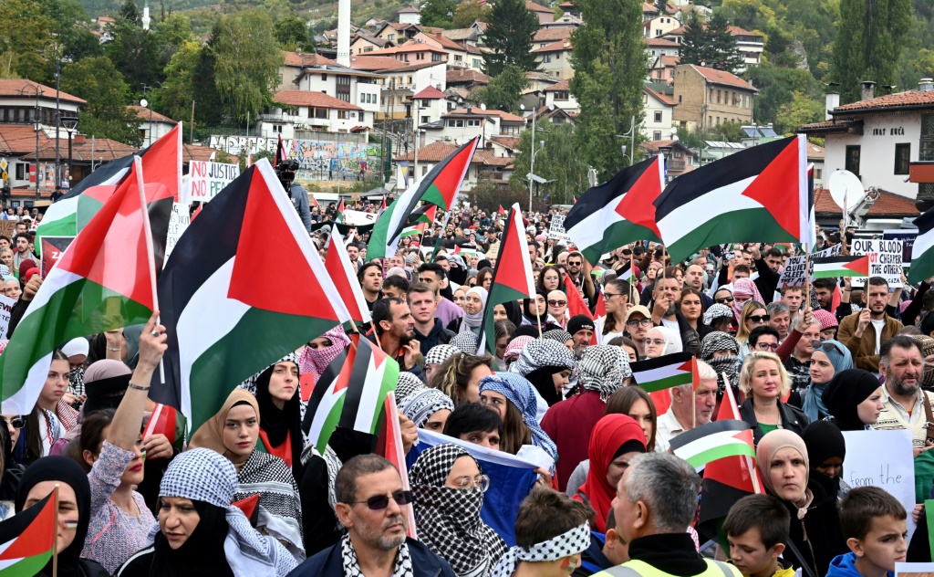 وتم تنظيم المسيرة بناء على دعوة من الجالية الفلسطينية في البوسنة (ا ف ب)
