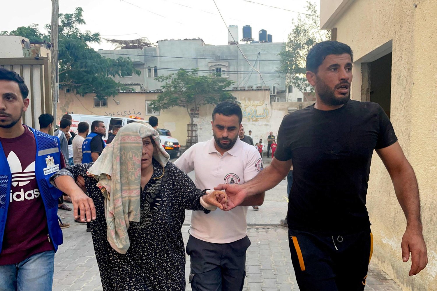فلسطينيون يسعفون جريحة في غزة (أ.ف.ب)