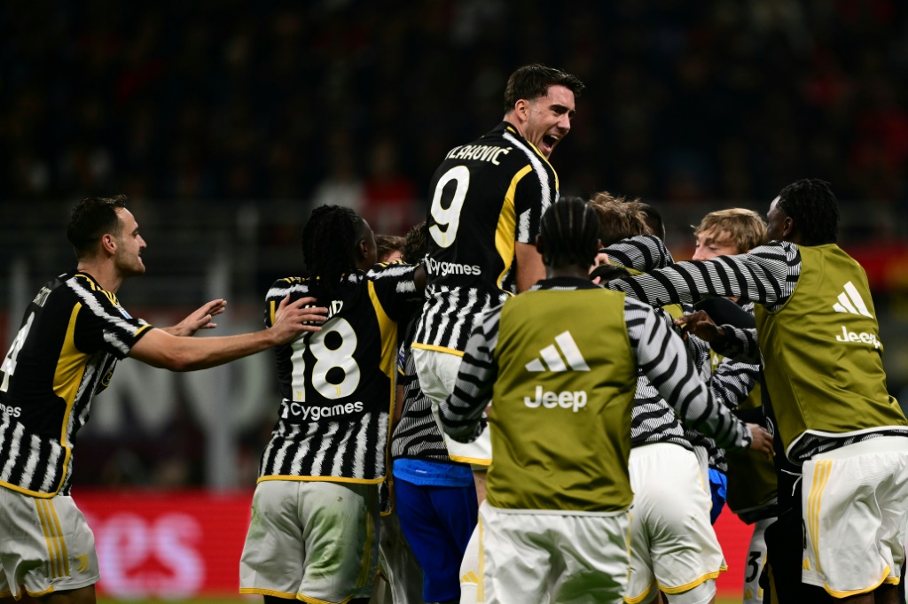 لاعب وسط يوفنتوس مانويل لوكاتيلي فرحا بهدف الفوز في مرمى ميلان على ملعب سان سيرو في ميلانو في 22 تشرين الأول/أكتوبر 2023 (ا ف ب)