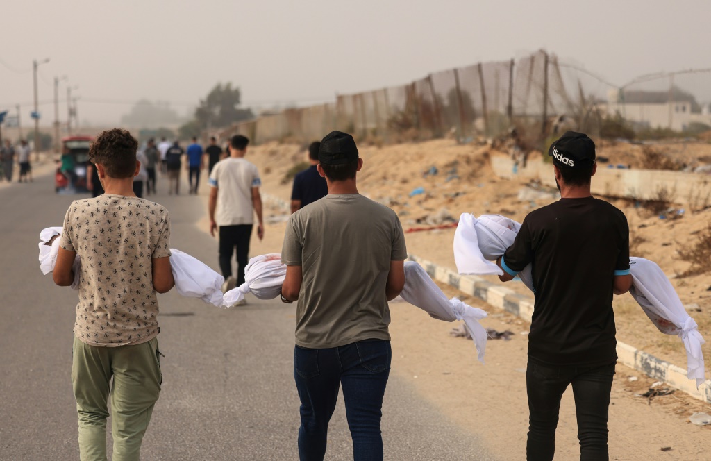 أقارب يحملون جثث ضحايا قضوا في قصف اسرائيلي على قطاع غزة تمهيدا لدفنهم في مدينة خان يونس في 23 تشرين الأول/أكتوبر 2023 (ا ف ب)