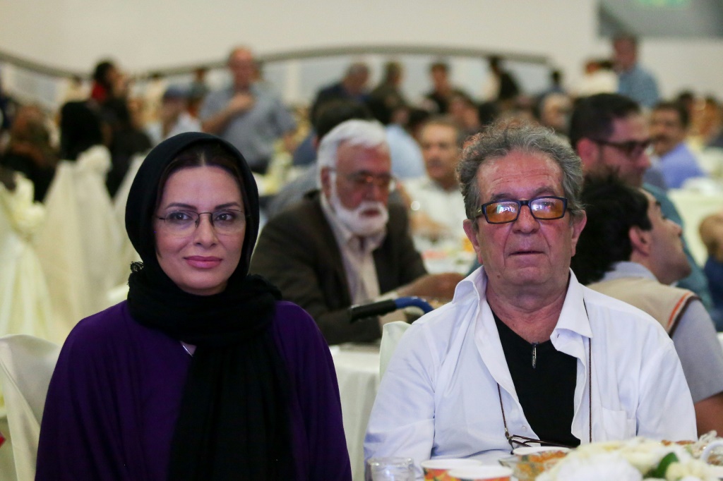 صورة التقطت في الأول من تموز/يوليو 2015 في ظهران للمخرج الإيراني داريوش مهرجوئي وزوجته وحيدة محمدي فر (ا ف ب)