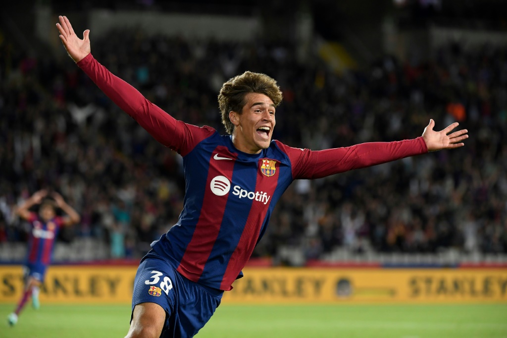 احتفل مهاجم برشلونة مارك جويو بتسجيله أول هدف له على الإطلاق مع النادي في مرمى أتلتيك بيلباو يوم الأحد في الدوري الإسباني (ا ف ب)