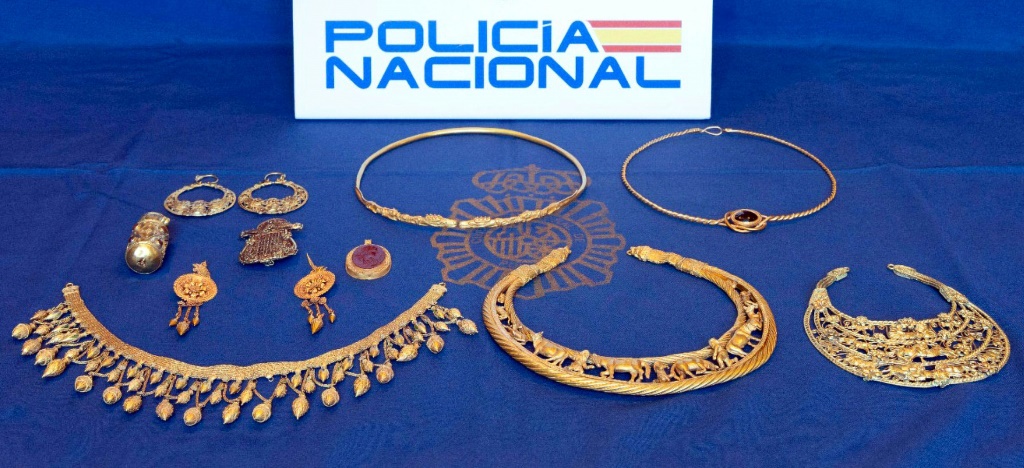 صورة نشرتها الشرطة الوطنية الإسبانية في 23 تشرين الأول/أكتوبر 2023 لقطع من المجوهرات الذهبية الأوكرانية المسروقة (ا ف ب)