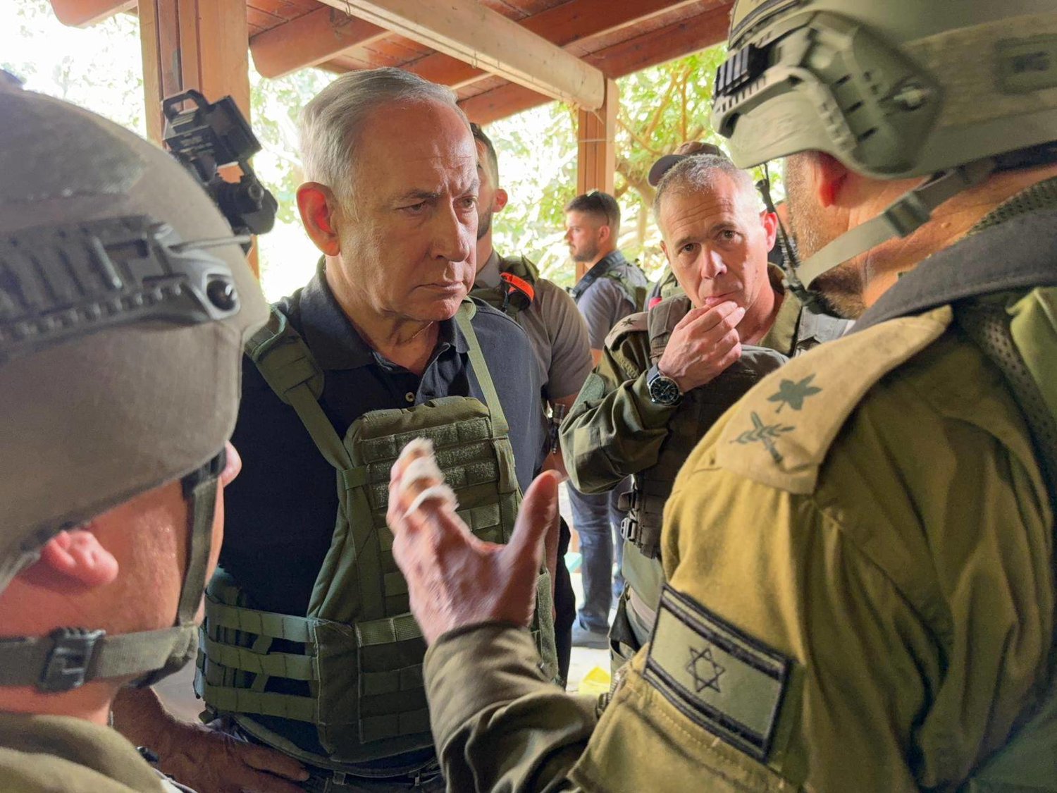نتنياهو بين جنوده على حدود غزة (الصورة من موقعه على منصة X)