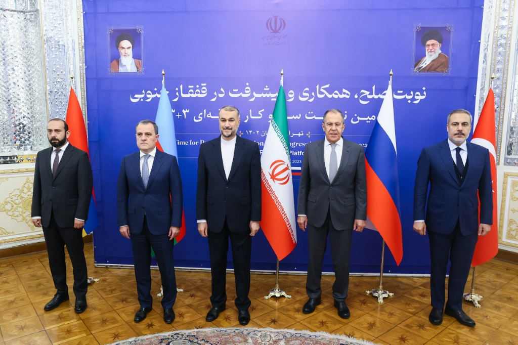 صورة وزعتها وزارة الخارجية الروسية في 23 تشرين الأول/أكتوبر 2023 تُظهر من اليسار إلى اليمين وزير الخارجية الأرميني أرارات ميرزويان ونظيره الأذربيجاني جيهون بيراموف ونظيره الإيراني حسين أمير عبداللهيان ونظيره الروسي سيرغي لافروف ونظيره التركي هاكان فيدان، في صورة جماعية خلال اجتماع لمناقشة قضايا منطقة جنوب القوقاز في طهران (ا ف ب)