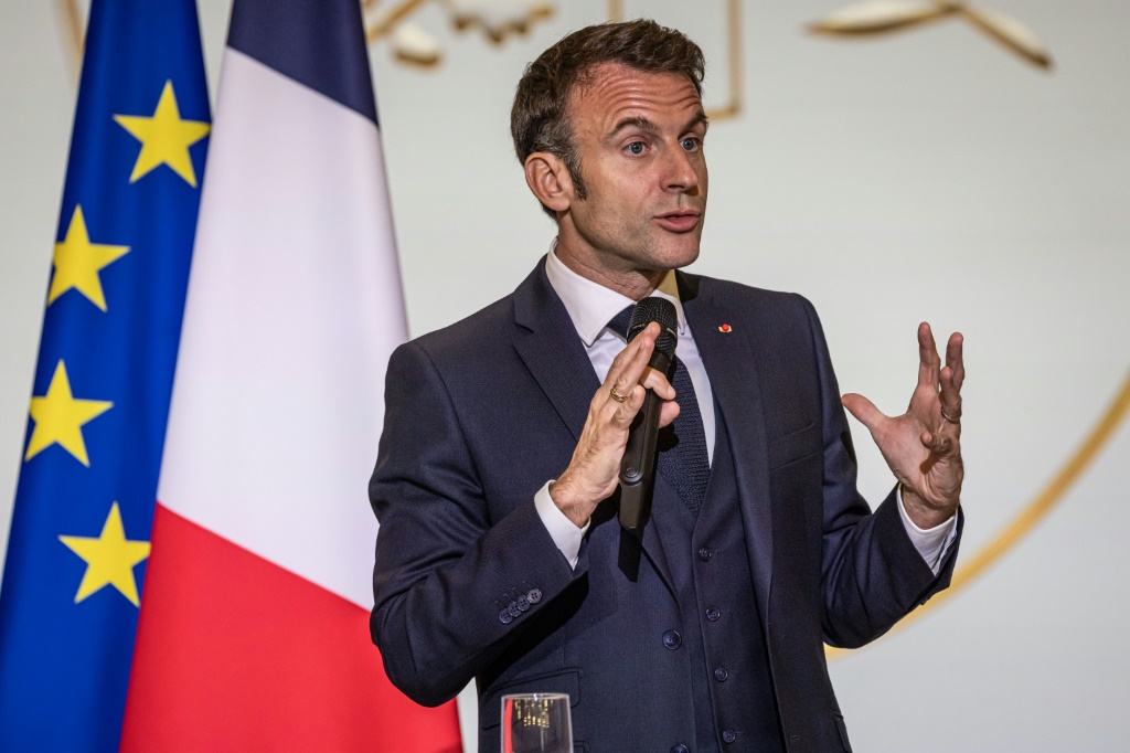 الرئيس الفرنسي ايمانويل امكرون يتحدث في اجتماع للمعلمين في قصر الاليزيه في باريس في 23 تشرين الأول/أكتوبر 2023 (ا ف ب)