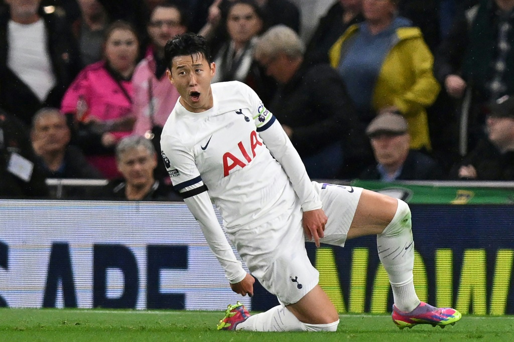 قائد توتنهام الدولي الكوري الجنوبي هيونغ-مين سون يحتفل بافتتاحه التسجيل في مرمى فولهام (2-0) في الدوري الانكليزي في 23 تشرين الأول/أكتوبر 2023 (ا ف ب)