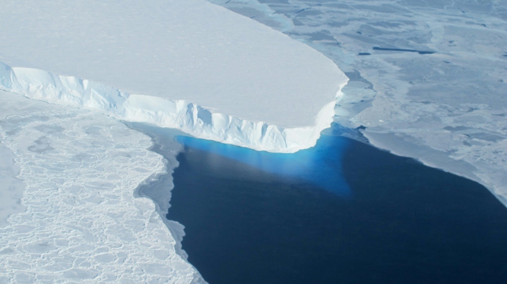 صورة غير مؤرخة وفرتها وكالة الفضاء الاميركية (ناسا) لأحد الأنهر الجليدية في غرب القارة القطبية الجنوبية (ا ف ب)