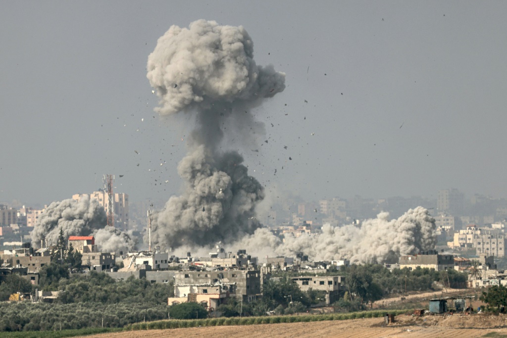وتقصف إسرائيل أهدافا في قطاع غزة منذ أكثر من أسبوعين منذ هجمات حماس القاتلة عبر الحدود في 7 أكتوبر/تشرين الأول، وتستعد لشن هجوم بري متوقع على نطاق واسع. (أ ف ب)   