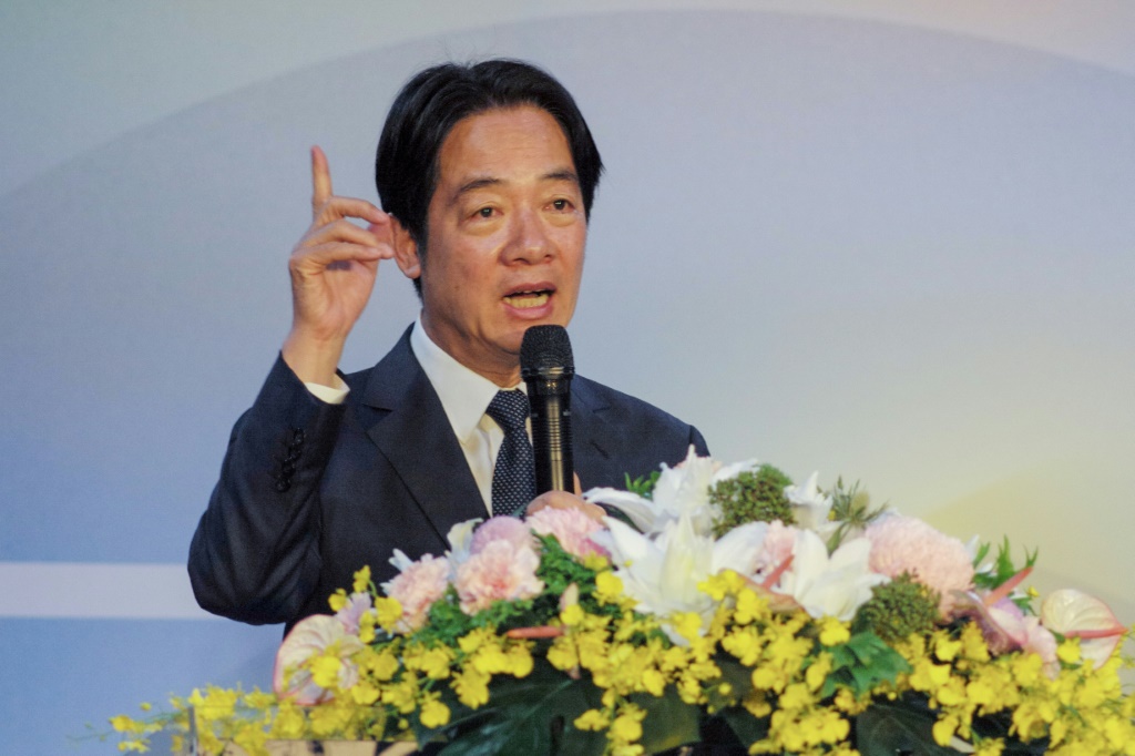 قال نائب رئيس تايوان، لاي تشينج-تي، إن على بكين أن "تعتني" بشركات الجزيرة بعد بدء تحقيق بشأن شركة التكنولوجيا العملاقة فوكسكون. (أ ف ب)   