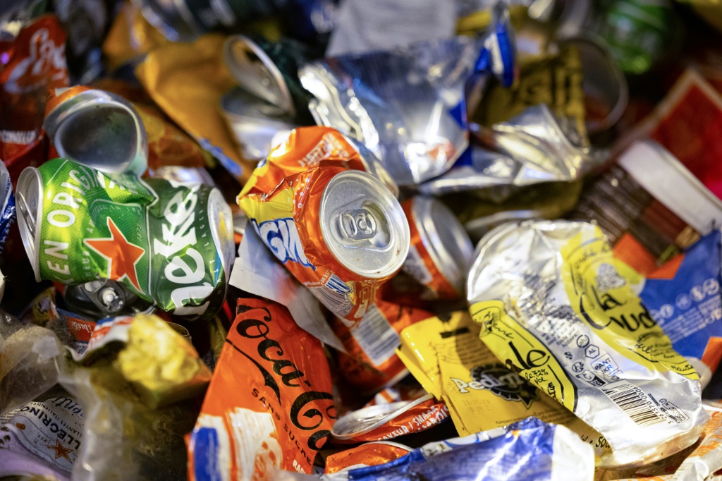 كومة من النفايات القابلة لإعادة التدوير في شركة "سيكتوم" في باريس بتاريخ العاشر من كانون الثاني/يناير 2023 (ا ف ب)