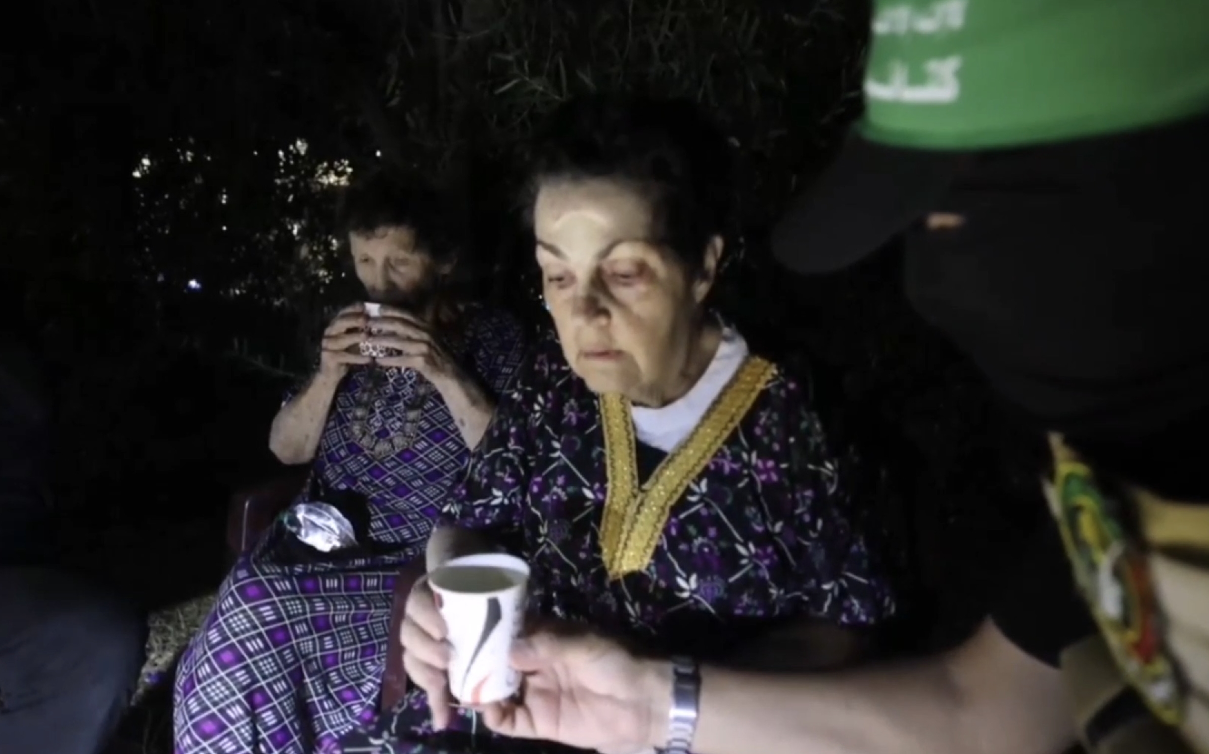 مسنة إسرائيلية أطلقتها "حماس": عاملونا جيدا ووفروا جميع احتياجاتنا (الاناضول)