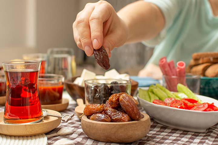 لصحتك.. تعرف إلى فوائد لتناول التمر على الريق يومياً(الاسرة)
