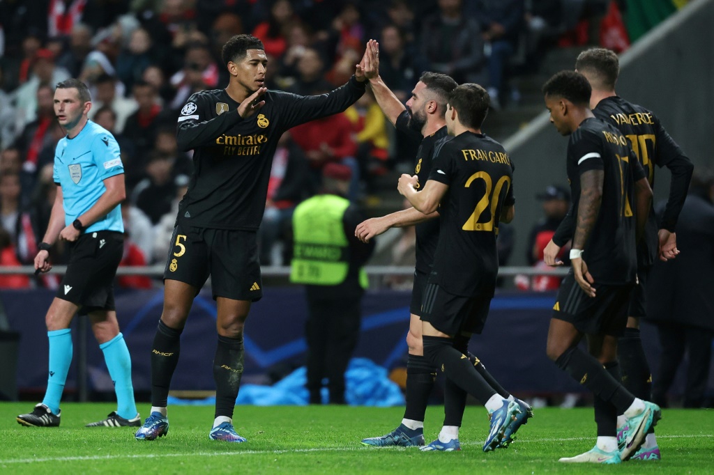 الانكليزي جود بيلينغهام (رقم 5) يحتفل مع زملائه في ريال مدريد الإسباني بالتسجيل في مرمى سبورتينغ براغا البرتغالي في دوري أبطال أوروبا لكرة القدم. براغا في 24 تشرين الأول/أكتوبر 2023 (ا ف ب)