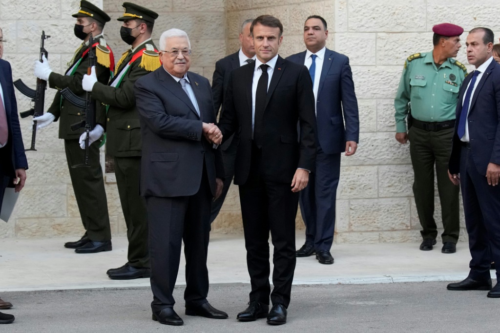 الرئيس الفرنسي ايمانويل ماكرون (يمين) مع الرئيس الفلسطيني محمود عباس في رام الله في 24 تشرين الأول/اكتوبر 2023 (ا ف ب)
