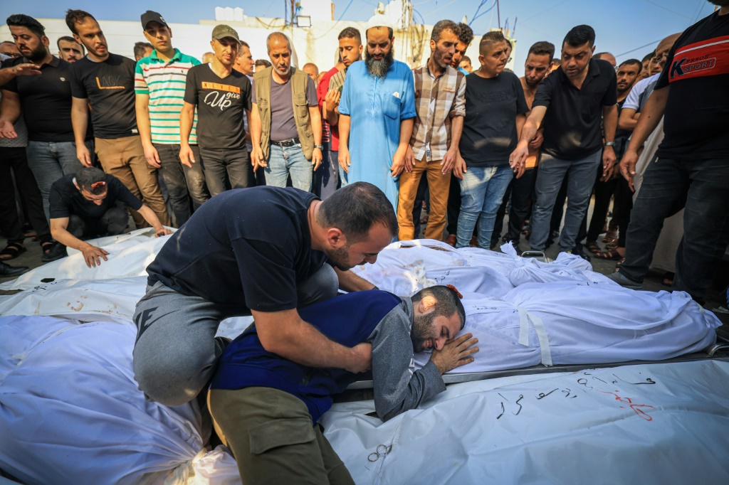 فلسطيني يبكي في جنازة أقارب له من عائلة أبو مراد سقطوا في قصف إسرائيلي في خان يونس، في 24 تشرين الأول/أكتوبر 2023 (ا ف ب)