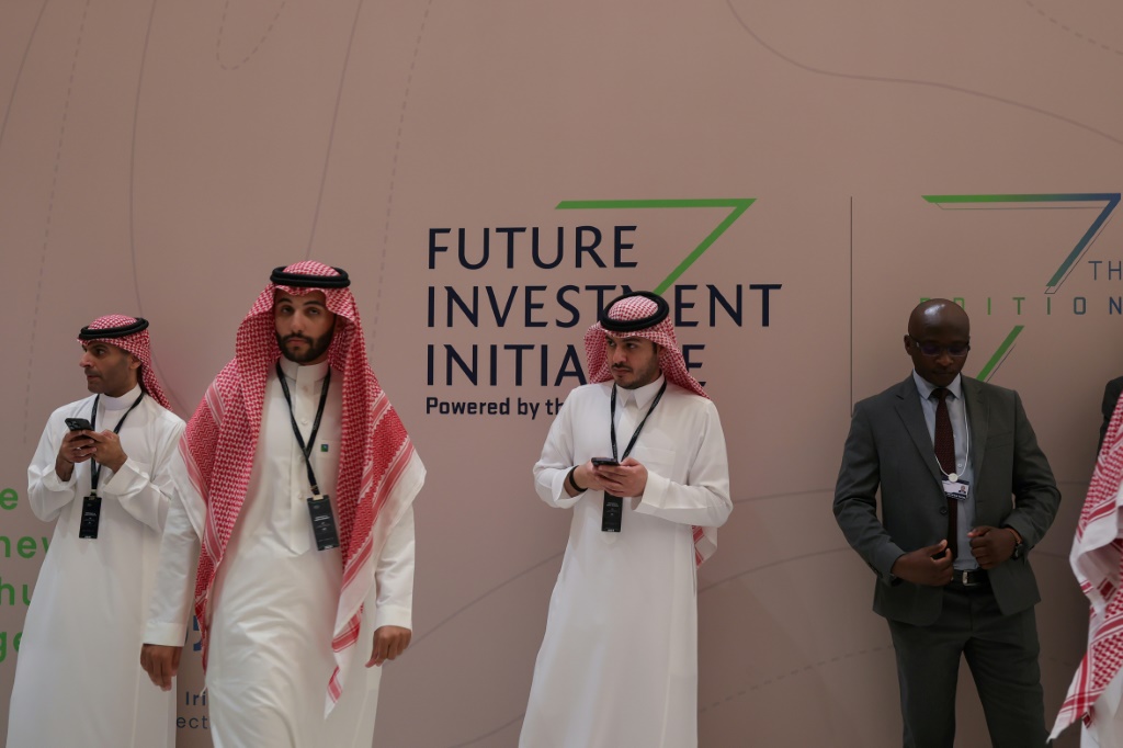 مشاركون يصلون لحضور فعاليات منتدى مستقبل الاستثمار المنعقد في الرياض في 24 تشرين الأول/أكتوبر 2023 (ا ف ب)