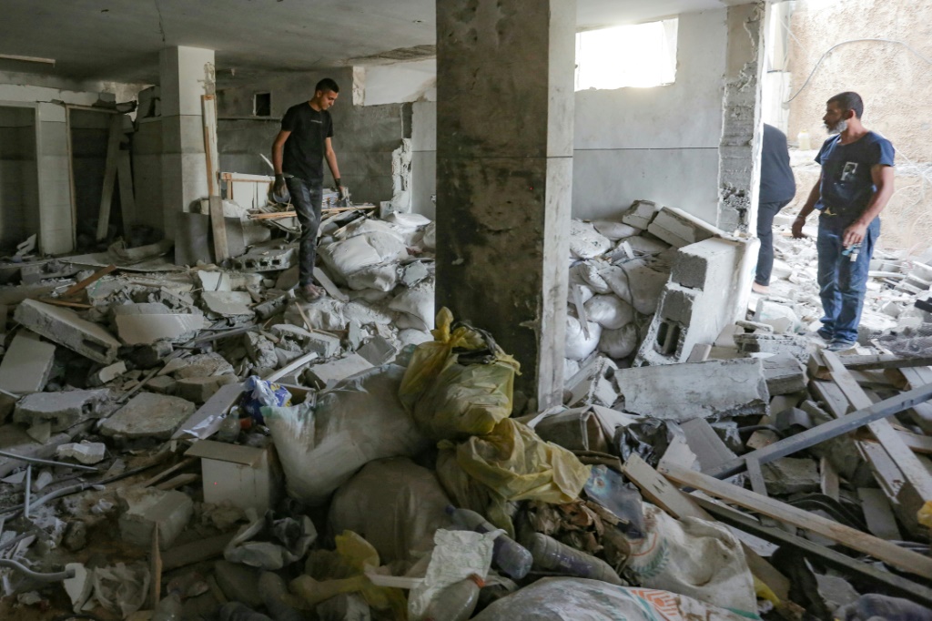 مواطنون يتفقدون الدمار الذي حل بأحد المساجد في مدنية جنين في شمال الضفة الغربية المحتلة بعد هجوم جوي إسرائيلي طال المكان في 22 تشرين الأول/أكتوبر 2023 (ا ف ب)   