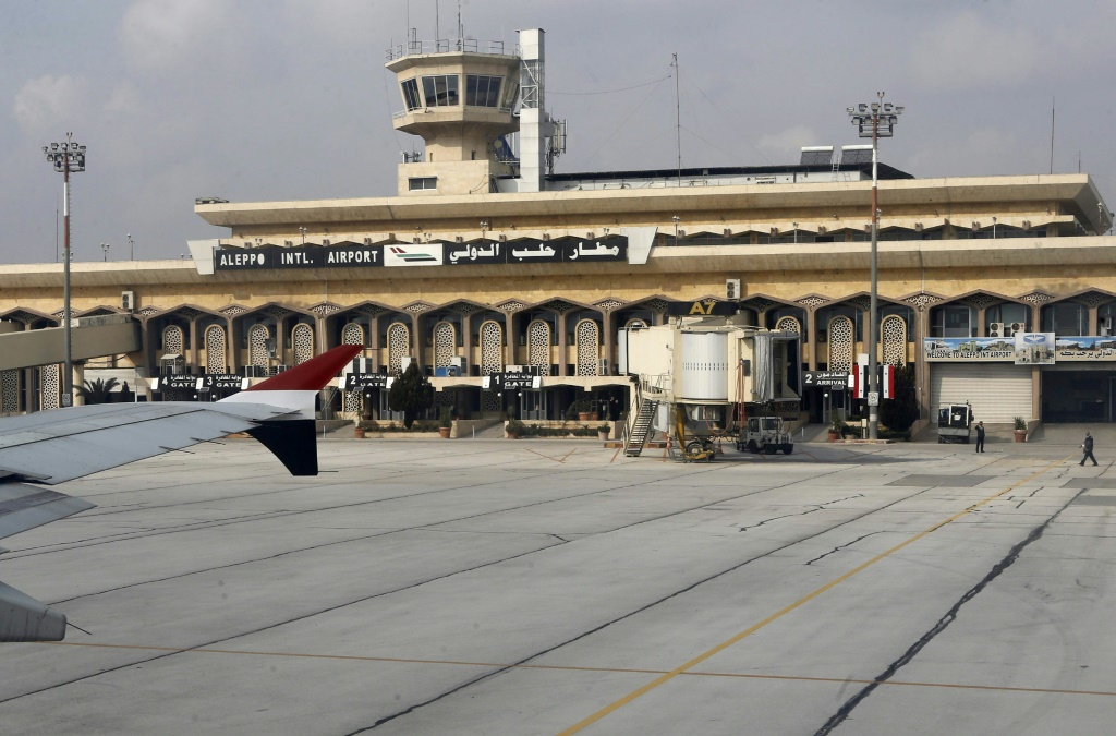 وقالت وزارة النقل السورية إن الغارة ألحقت أضرارا بمدرج مطار حلب (أ ف ب)   
