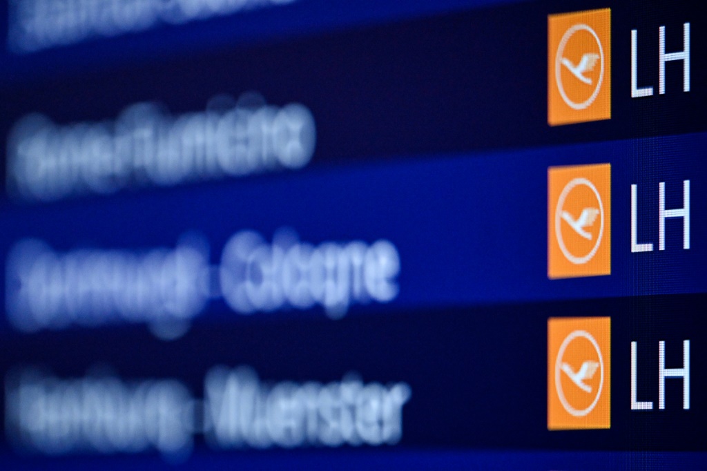 شاشة تظهر عليها مواعيد وصول طائرات تابعة لشركة لوفتهانزا في مطار فرانكفورت في غرب ألمانيا في 12 تشرين الأول/أكتوبر 2023 (أ ف ب)   