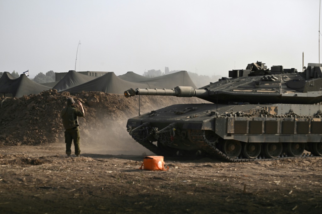 دبابة ميركافا إسرائيلية عند حدود إسرائيل مع قطاع غزة في 24 تشرين الأول أكتوبر 2023 (ا ف ب)