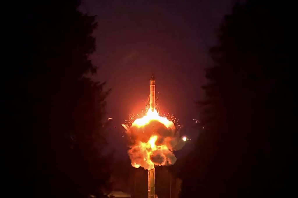 لقطة من فيديو نشره المكتب الإعلامي لوزارة الدفاع الروسية في 25 تشرين الأول/أكتوبر 2023 يظهر إطلاق صاروخ بالستي عابر للقارات من طراز "يارس" من قاعدة بليسيتسك الفضائية في الشمال الروسي (ا ف ب)