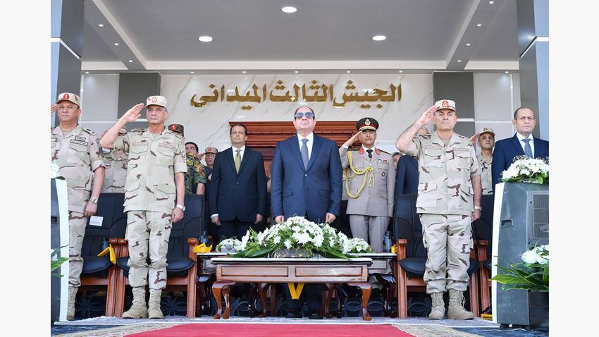 الرئيس المصري عبدالفتاح السيسي يحضر عرضا عسكريا للجيش الثالث (الرئاسة المصرية)