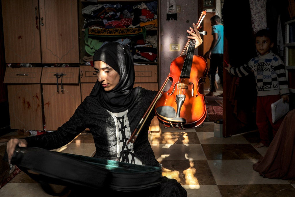 الموسيقية الفلسطينية جواهر الاقرع في دير البلح بوسط قطاع غزة في 24 تشرين الاول/اكتوبر 2023 (ا ف ب)