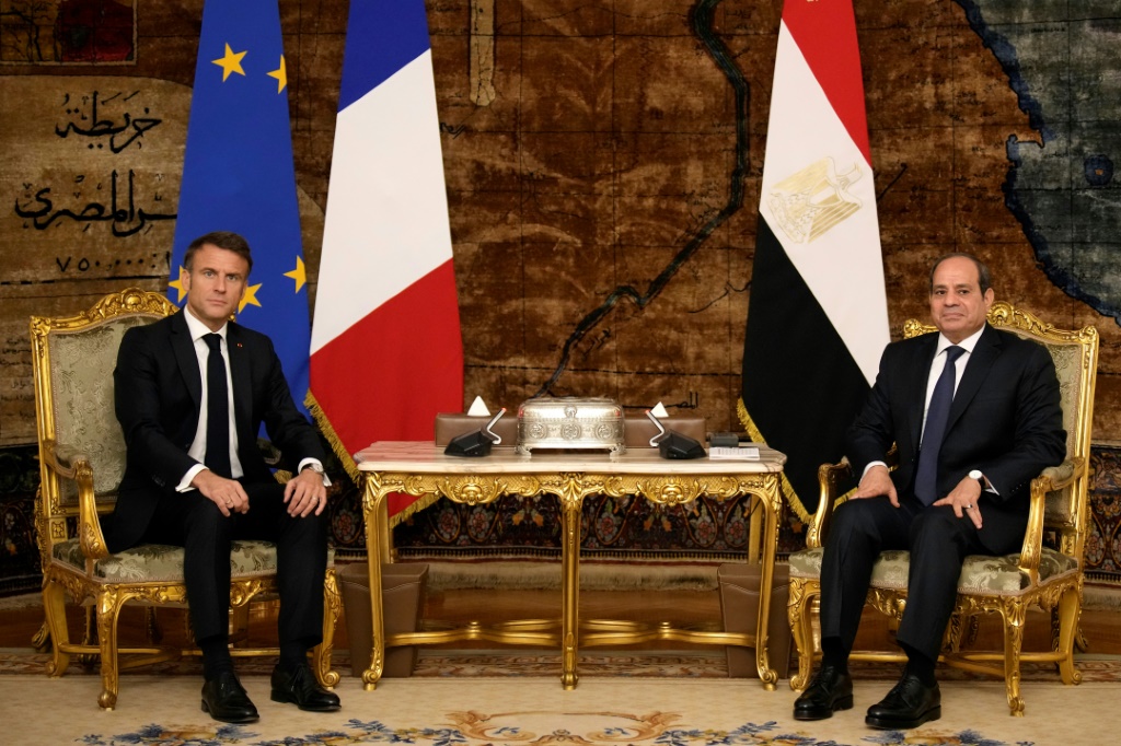 الرئيس الفرنسي إيمانويل ماكرون مجتمعا مع الرئيس المصري عبد الفتاح السيسي في 25 تشرين الأول/أكتوبر 2023 (ا ف ب)