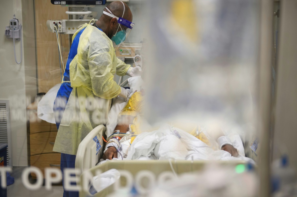 ممرضات يعتنين بمصاب بكوفيد-19 في قسم الرعاية المركزة بمستشفى في لوس أنجليس بولاية كاليفورنيا بتاريخ 6 كانون الثاني/يناير 2021 (ا ف ب)