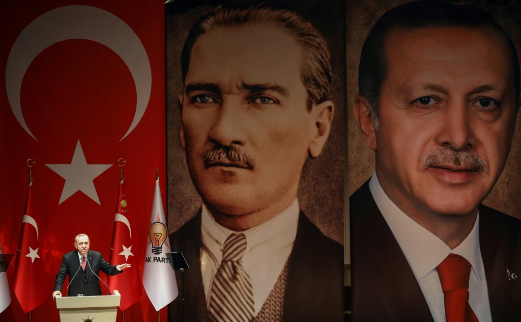 رجب طيب أردوغان ومصطفى كمال أتاتورك هما الشخصيتان الأساسيتان في تركيا ما بعد العثمانية (ا ف ب)   