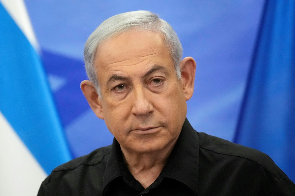 أوضحت “لوفيغارو” أن كتاب سيرة بنيامين نتنياهو طرح عدة تفسيرات لرد فعل رئيس الوزراء الإسرائيلي الحَذِر (أ ف ب)