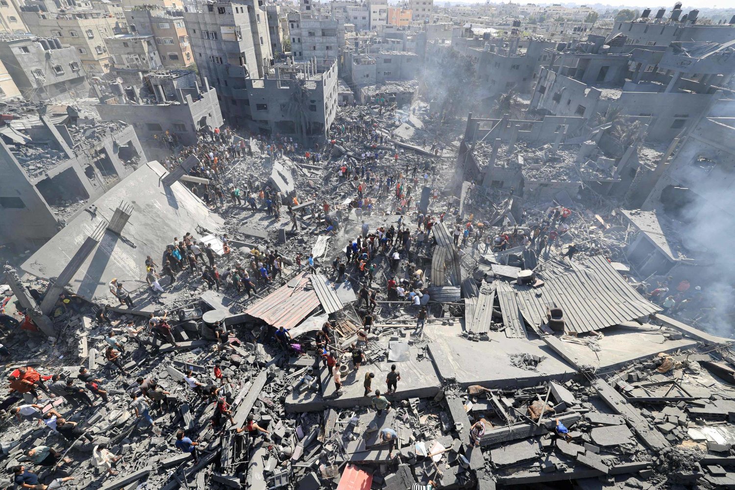 فلسطينيون يبحثون عن ناجين بعد قصف إسرائيلي على خان يونس في قطاع غزة 26 أكتوبر 2023 (أ.ف.ب)