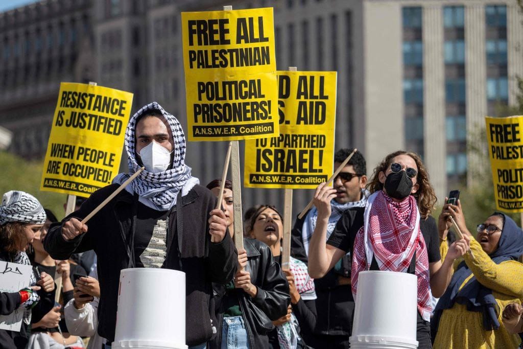 آلاف الطلاب يضربون عن الدراسة في أمريكا دعماً لفلسطين.. طالبوا بوقف الهجوم الوحشي على غزة (X)