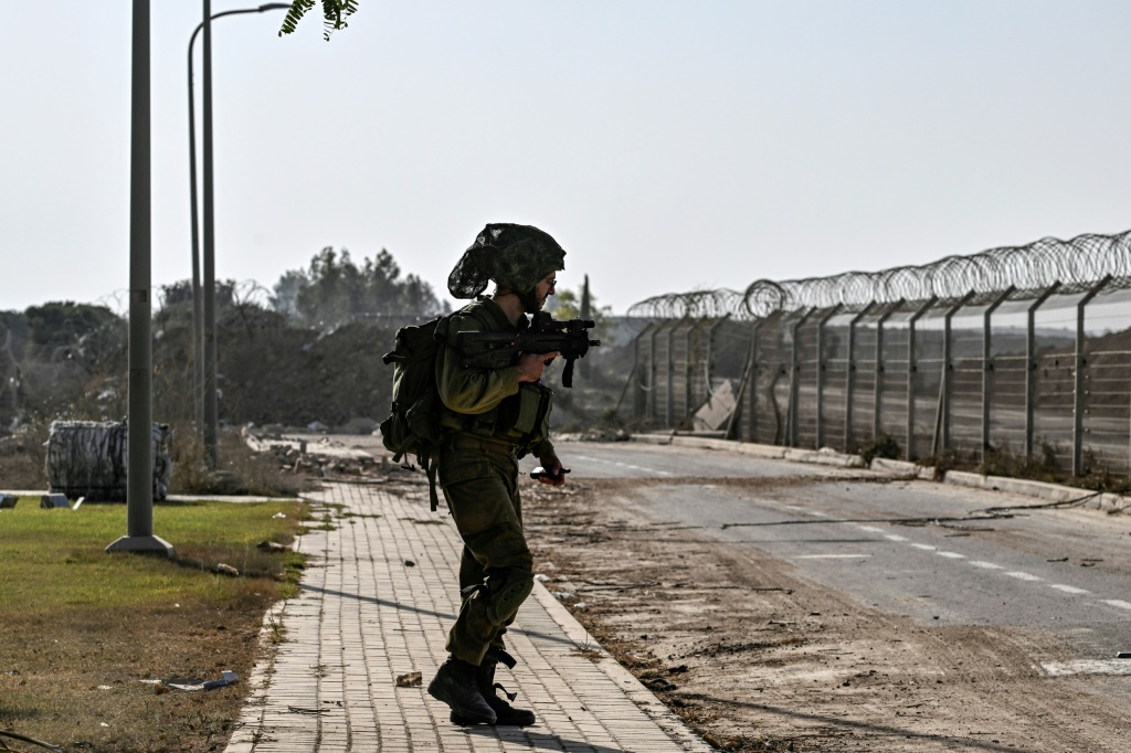 جندي إسرائيلي في كيبوتس بيئيري في جنوب إسرائيل قرب قطاع غزة في 25 تشرين الأول/أكتوبر 2023 (ا ف ب)